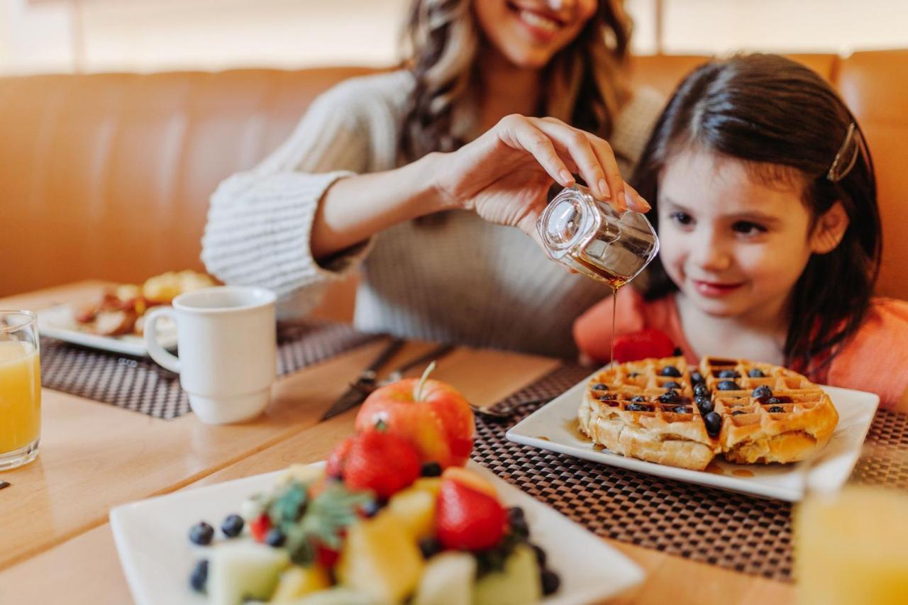 Отель The Westin New York At Times Square Экстерьер фото Mother and daughter at a restaurant
