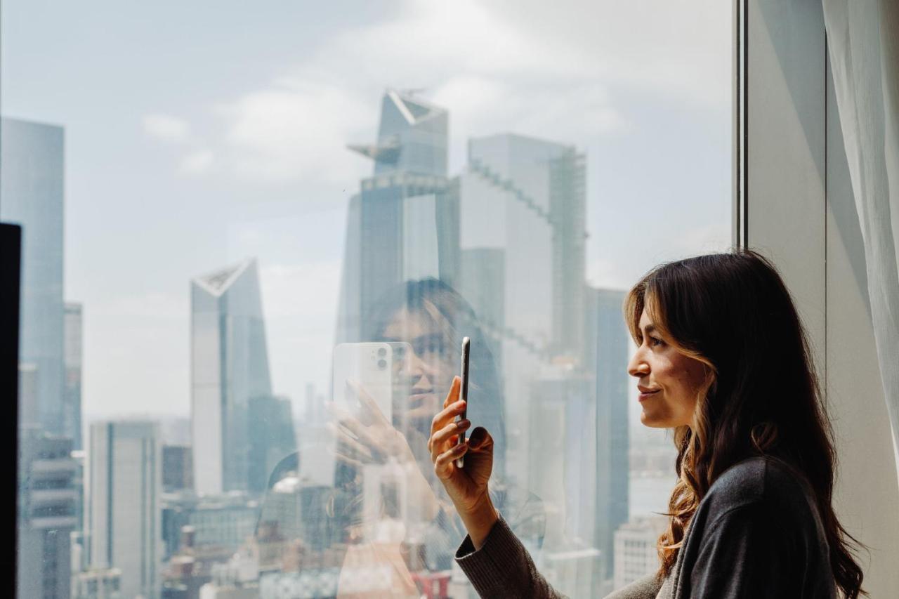 Отель The Westin New York At Times Square Экстерьер фото A woman using a mobile phone