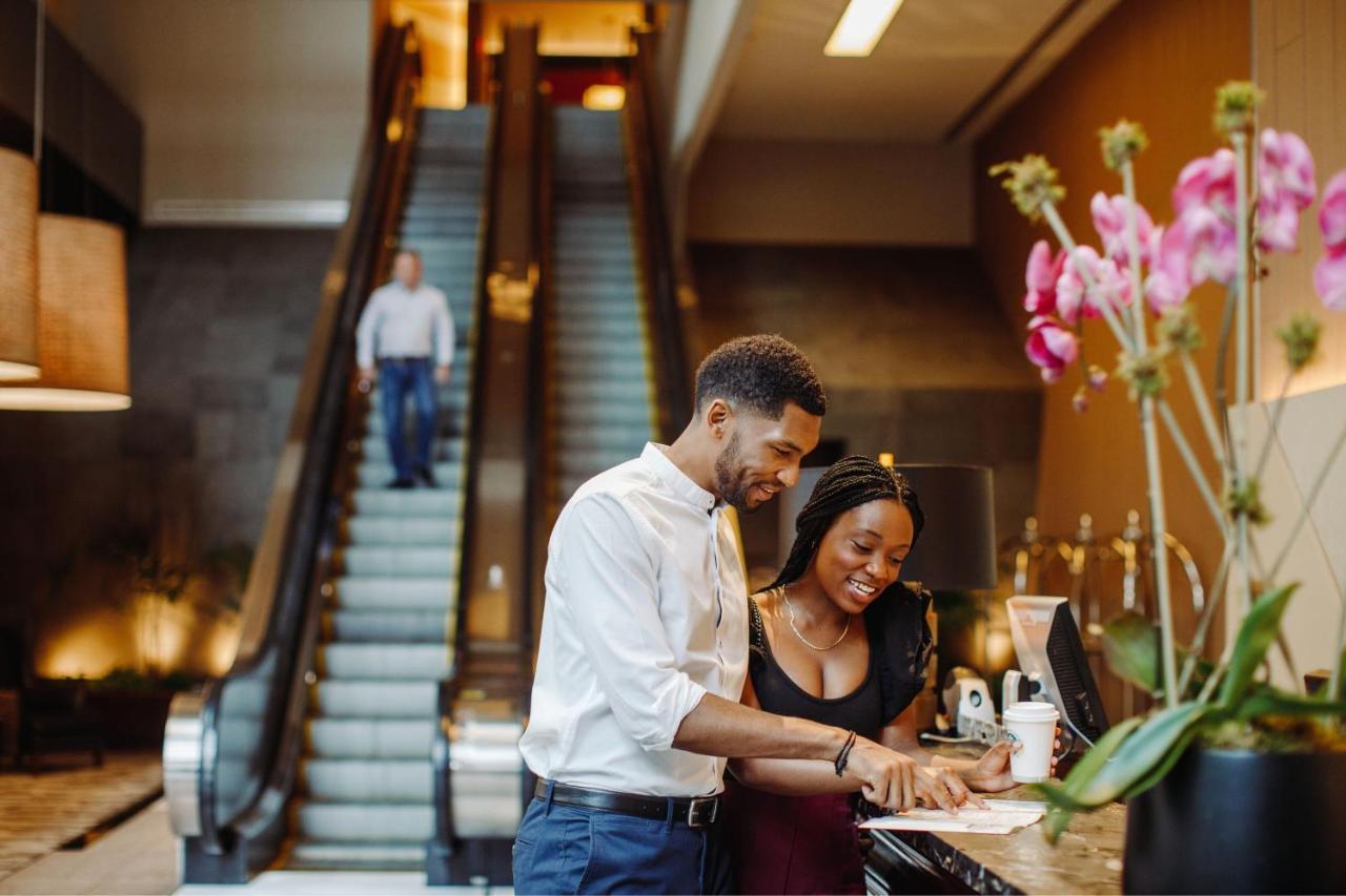 Отель The Westin New York At Times Square Экстерьер фото A couple checking into a hotel