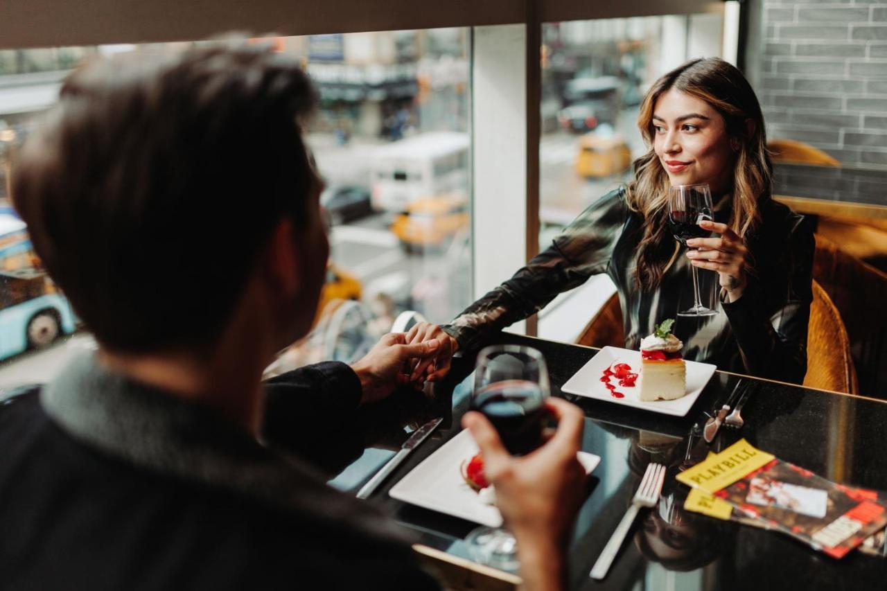 Отель The Westin New York At Times Square Экстерьер фото A couple dining together