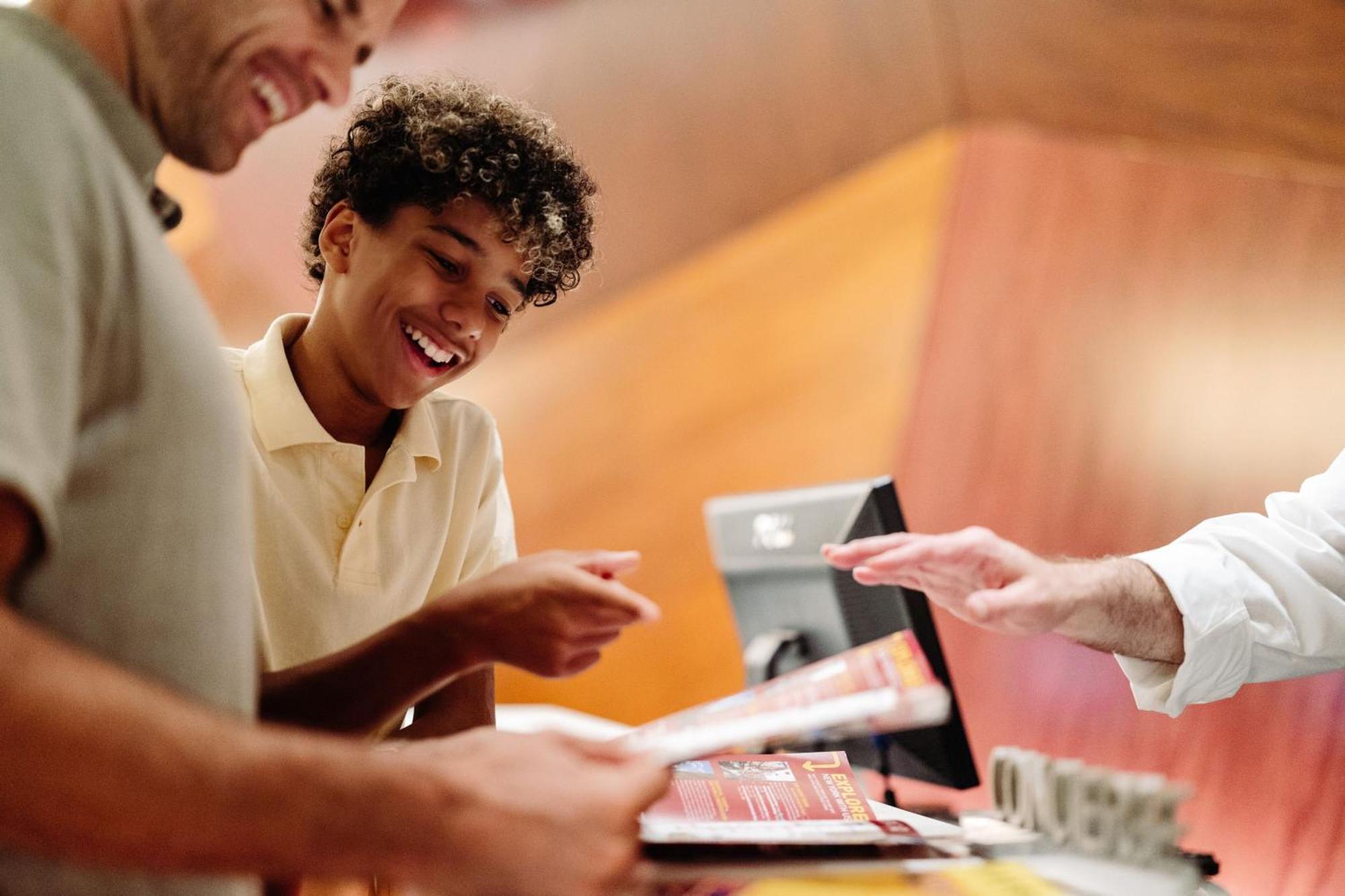 Отель The Westin New York At Times Square Экстерьер фото A student working at the Student Union